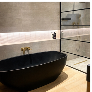 Freestanding bath with space for accessories